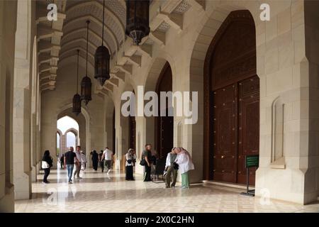 Sultan Qaboos Grand Moschee Besucher in Arcade (Riwaq) Muscat Oman Stockfoto