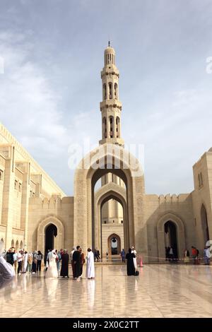 Sultan Qaboos Grand Moschee Touristen und Einheimische von Archway und Minaret Muscat Oman Stockfoto