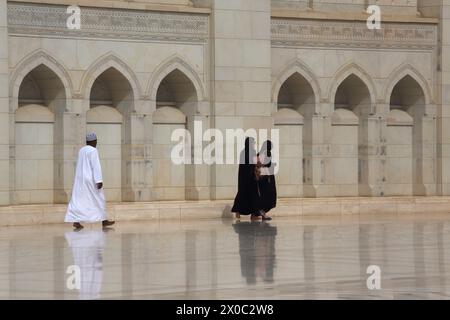 Sultan Qaboos Grand Mosque Besucher in Traditional Dress man Omani Mann trägt Kummah und Dschungdasha und Frauen tragen den Abaya Muscat Oman Stockfoto