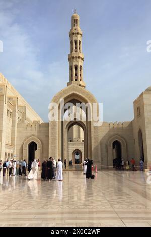 Sultan Qaboos Grand Moschee Touristen und Einheimische von Archway und Minaret Muscat Oman Stockfoto