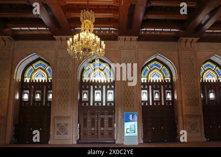 Sultan Qaboos große Moschee Innenraum des Frauenbetssaals mit Omani-Decke aus Holz und Kronleuchter Muscat Oman Stockfoto