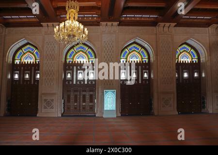 Sultan Qaboos große Moschee Innenraum des Frauenbetssaals mit Omani-Decke aus Holz und Kronleuchter Muscat Oman Stockfoto