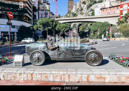 Monaco, Monaco - 20. Januar 2024: Statue von William Grover (Williams), Gewinner des 1. Grand Prix de Monaco am 1929. April. Bildhauer Francois Chevall Stockfoto