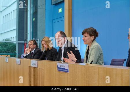 Bundespressekonferenz in Berlin am 11.04.2024 zum Thema Kuerzungen abwenden, Zukunftsinvestitionen sichergestellt: Für einen Kurswechsel in der Finanz- und Haushaltspolitik mit vlnr. Michael Gross, Vorsitzender des Praesidiums des AWO-Bundesverbands Carla Reemtsma, Freitag für die Zukunft Stefan Koerzell, Mitglied des Geschaeftsfuehrenden Bundesvorstands des Deutschen Gewerkschaftsbundes DGB Stefanie Langkamp, Geschaeftsfuehrerin Politik der Klima-Allianz Deutschland Foto vom 11.04.2024. Das Buendnis aus Gewerkschaften, Sozialverbaenden und Klimaschutz-Organisationen fordert vor dem Hintergrund der Stockfoto