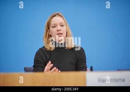 Bundespressekonferenz in Berlin am 11.04.2024 zum Thema Kuerzungen abwenden, Zukunftsinvestitionen sichergestellt: Für einen Kurswechsel in der Finanz- und Haushaltspolitik mit Carla Reemtsma, eine der Sprecher / Sprecherin von Fridays for Future Foto vom 11.04.2024. Das Buendnis aus Gewerkschaften, Sozialverbaenden und Klimaschutz-Organisationen fordert vor dem Hintergrund der Haushaltsberatungen der Bundesregierung eine Abkehr vom Willen nach Einsparungen. Die sich abzeichnenden Kuerzungen seien eine Gefahr für die wirtschaftliche, oekologische und soziale Stabilitaet und den zukuenftige Stockfoto