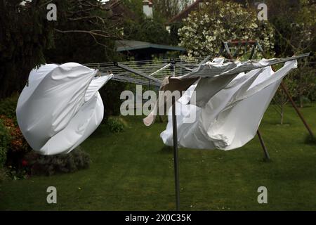 Wäscherei auf Rotary Line, die in Gusty Winds of Storm Kathleen am 6. April 2024 in Surrey England weht Stockfoto
