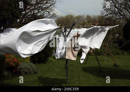 Wäscherei auf Rotary Line, die in Gusty Winds of Storm Kathleen am 6. April 2024 in Surrey England weht Stockfoto