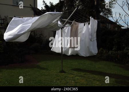 Wäscherei auf Rotary Line, die in Gusty Winds of Storm Kathleen am 6. April 2024 in Surrey England weht Stockfoto