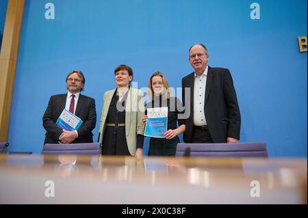 Bundespressekonferenz in Berlin am 11.04.2024 zum Thema Kuerzungen abwenden, Zukunftsinvestitionen sichergestellt: Für einen Kurswechsel in der Finanz- und Haushaltspolitik mit vlnr. Michael Gross, Vorsitzender des Praesidiums des AWO-Bundesverbands Stefanie Langkamp, Geschaeftsfuehrerin Politik der Klima-Allianz Deutschland Carla Reemtsma, Fridays for Future Stefan Koerzell, Mitglied des Geschaeftsfuehrenden Bundesvorstands des Deutschen Gewerkschaftsbundes DGB Foto vom 11.04.2024. Das Buendnis aus Gewerkschaften, Sozialverbaenden und Klimaschutz-Organisationen fordert vor dem Hintergrund der Stockfoto