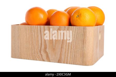 Frische Orangen in Holzkiste isoliert auf weiß Stockfoto