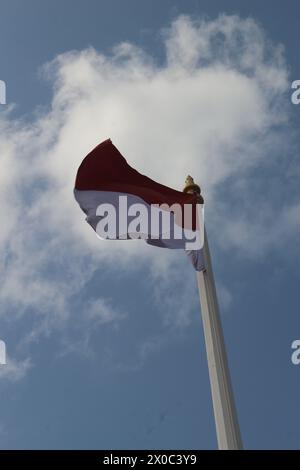 Die indonesische Flagge, die stolz unter dem wunderschönen Himmel fliegt Stockfoto