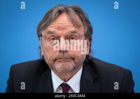 Kuerzungen abwenden, Zukunftsinvestitionen sichergestellt: Für einen Kurswechsel in der Finanz- und Haushaltspolitik Michael Gross, Vorsitzender des Praesidiums des AWO-Bundesverbands im Portrait in der Bundespressekonferenz zur Vorstellung des Themas Kuerzungen abwenden, Zukunftsinvestitionen sichergestellt: für einen Kurswechsel in der Finanz- und Haushaltspolitik, Berlin , 11.04.2024 Berlin Berlin Deutschland *** Kürzungen vermeiden, zukünftige Investitionen sichern für einen Kurswechsel in der Finanz- und Haushaltspolitik Michael Gross, Vorsitzender des Exekutivkomitees des AWO-Bundesverbandes i Stockfoto