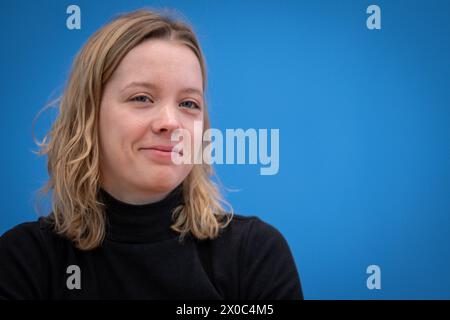 Kuerzungen abwenden, Zukunftsinvestitionen sichergestellt: Für einen Kurswechsel in der Finanz- und Haushaltspolitik Carla Reemtsma, Fridays for Future im Portrait in der Bundespressekonferenz zur Vorstellung des Themas Kuerzungen abwenden, Zukunftsinvestitionen sichergestellt: für einen Kurswechsel in der Finanz- und Haushaltspolitik, Berlin , 11.04.2024 Berlin Berlin Deutschland *** Kürzungen vermeiden, zukünftige Investitionen sichern für einen Kurswechsel in der Finanz- und Haushaltspolitik Carla Reemtsma, Fridays for Future im Portrait auf der Bundespressekonferenz zur Präsentation des Themas AVE Stockfoto