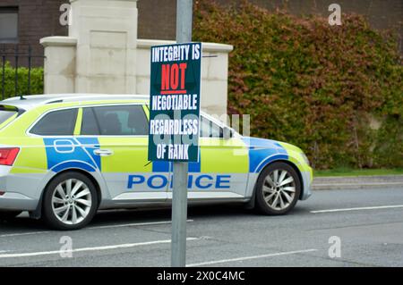 Belfast, Vereinigtes Königreich 11 04 2024 Plakate vor dem Stormont Hotel als NI Police Board hält Meeting Belfast Northern Ireland Credit: HeadlineX/Alamy Live News Stockfoto