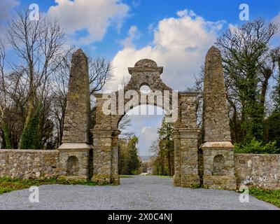 Der Gloster Archway aus dem 18. Jahrhundert war eine Torheit im Gloster House bei Shinrone im County Offaly. Stockfoto