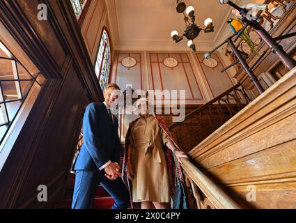 11. April 2024, Brandenburg, Cottbus: Elke Gräfin von Pückler, Mitglied der Grafenfamilie, und Stefan Körner, Vorsitzender und Direktor des Fürsten-Pückler-Museumsparks und der Stiftung Schloss Branitz (SFPM), stehen in der restaurierten Treppe des Schlosses Branitz. Prinz Pückler ist als Gartenkünstler, Gourmet und Weltreisender bekannt. Der Kunstliebhaber war aber auch ein Fan von Farbe und Dekoration. Gerne präsentierte er seinen Gästen die wertvolle Innenausstattung seines Schlosses in Branitz. Nach eineinhalb Jahren Restaurierungsarbeiten wurde das Treppenhaus mit seinem kostbaren Buntglas, Vestibül und Rüstungsraum W Stockfoto