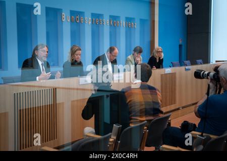 Kuerzungen abwenden, Zukunftsinvestitionen sicherstellen: für einen Kurswechsel in der Finanz- und Haushaltspolitik Michael Gross, Vorsitzender des Praesidiums des AWO-Bundesverbands gemeinsam mit Carla Reemtsma, Fridays for Future, Stefan Koerzell, Mitglied des Geschaeftsfuehrenden Bundesvorstands des Deutschen Gewerkschaftsbundes DGB und Stefanie Langkamp, Geschaeftsfuehrerin Politik der Klima-Allianz Deutschlandin der Bundespressekonferenz zur Vorstellung des Kuerzungen abwenden, Zukunftsinvestitionen sicherstellen: für einen Kurswechsel in der Finanz- und Haushaltspolitik, Berlin , 1 Stockfoto