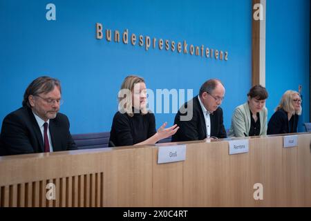 Kuerzungen abwenden, Zukunftsinvestitionen sicherstellen: für einen Kurswechsel in der Finanz- und Haushaltspolitik Michael Gross, Vorsitzender des Praesidiums des AWO-Bundesverbands gemeinsam mit Carla Reemtsma, Fridays for Future, Stefan Koerzell, Mitglied des Geschaeftsfuehrenden Bundesvorstands des Deutschen Gewerkschaftsbundes DGB und Stefanie Langkamp, Geschaeftsfuehrerin Politik der Klima-Allianz Deutschlandin der Bundespressekonferenz zur Vorstellung des Kuerzungen abwenden, Zukunftsinvestitionen sicherstellen: für einen Kurswechsel in der Finanz- und Haushaltspolitik, Berlin , 1 Stockfoto