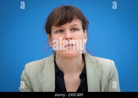 Kuerzungen abwenden, Zukunftsinvestitionen sichergestellt: Für einen Kurswechsel in der Finanz- und Haushaltspolitik Stefanie Langkamp, Geschaeftsfuehrerin Politik der Klima-Allianz Deutschland im Portrait in der Bundespressekonferenz zur Vorstellung des Themas Kuerzungen abwenden, Zukunftsinvestitionen sichergestellt: für einen Kurswechsel in der Finanz- und Haushaltspolitik, Berlin , 11.04.2024 Berlin Berlin Deutschland *** Kürzungen vermeiden, zukünftige Investitionen sichern für einen Kurswechsel in der Finanz- und Haushaltspolitik Stefanie Langkamp, Leiterin Politik der Climate Alliance Deutschland in einem Portra Stockfoto