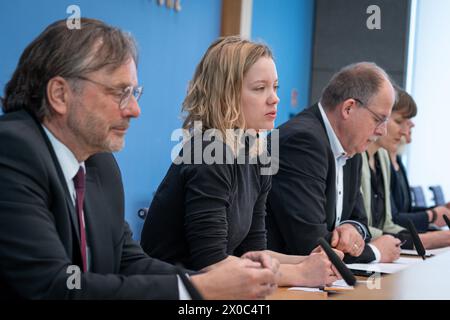 Kuerzungen abwenden, Zukunftsinvestitionen sicherstellen: für einen Kurswechsel in der Finanz- und Haushaltspolitik Michael Gross, Vorsitzender des Praesidiums des AWO-Bundesverbands gemeinsam mit Carla Reemtsma, Fridays for Future, Stefan Koerzell, Mitglied des Geschaeftsfuehrenden Bundesvorstands des Deutschen Gewerkschaftsbundes DGB und Stefanie Langkamp, Geschaeftsfuehrerin Politik der Klima-Allianz Deutschlandin der Bundespressekonferenz zur Vorstellung des Kuerzungen abwenden, Zukunftsinvestitionen sicherstellen: für einen Kurswechsel in der Finanz- und Haushaltspolitik, Berlin , 1 Stockfoto