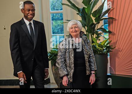 US-Finanzministerin Janet Yellen, US-Finanzministerium & Adewale Wally Adeyemo, der stellvertretende Finanzminister trifft am Mittwoch, den 10. April 2024, zum Staatsessen ein, das von US-Präsident Joe Biden und First Lady Dr. Jill Biden zu Ehren von Premierminister Kishida Fumio und Frau Yuko Kishida aus Japan im Buchhändler-Bereich des Weißen Hauses in Washington, DC, veranstaltet wird.Credit: Tierney L. Cross/CNP/MediaPunch Stockfoto