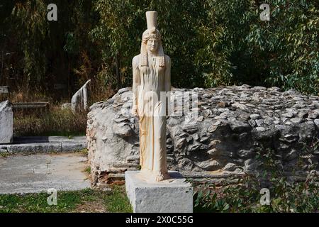 Moderne Kopie einer antiken Statue der ägyptischen Göttin Isis im Heiligtum des 2. Jahrhunderts n. Chr. in Nea Makri, Attika, Griechenland Stockfoto