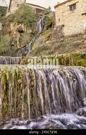 Wasserfall Orbaneja del Castillo, Point of geological Interest, Orbaneja del Castillo, mittelalterliches Dorf, Comarca del Páramo, Sedano-Tal, Burgos, Stockfoto