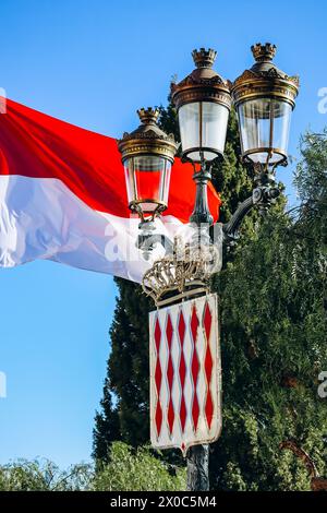 Wappen von Monaco sowie Flaggen des Fürstentums Stockfoto