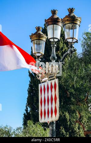 Wappen von Monaco sowie Flaggen des Fürstentums Stockfoto