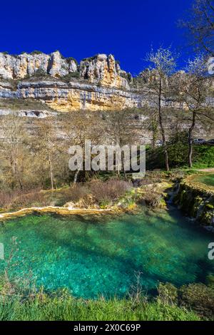 Karstlandschaft, Point of geological Interest, Hoces del Alto Ebro y Rudrón Naturpark, Orbaneja del Castillo, mittelalterliches Dorf, Comarca del Páramo, Stockfoto