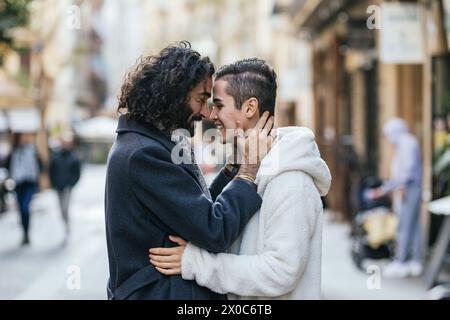 Liebevolle männliche Paare, die draußen nahe beieinander stehen. Stockfoto