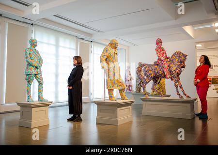 London, England, Großbritannien. April 2024. Der Mitarbeiter der Galerie steht während des Fotogesprächs bei Yinka Shonibares „entkolonisierten Strukturen“. Die Enthüllung von Yinka Shonibares neuen Installationen „Sanctuary City“ und „war Library“ in der Londoner Galerie Serpentine South, Teil seiner Ausstellung „Suspended States“, die Migration, koloniale Vermächtnisse und die ökologischen Auswirkungen der Kolonialisierung untersucht. (Kreditbild: © Thomas Krych/ZUMA Press Wire) NUR REDAKTIONELLE VERWENDUNG! Nicht für kommerzielle ZWECKE! Stockfoto