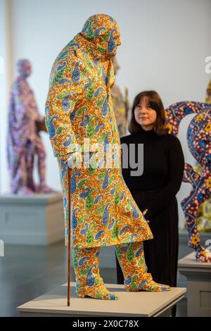 London, England, Großbritannien. April 2024. Der Mitarbeiter der Galerie steht während des Fotogesprächs bei Yinka Shonibares „entkolonisierten Strukturen“. Die Enthüllung von Yinka Shonibares neuen Installationen „Sanctuary City“ und „war Library“ in der Londoner Galerie Serpentine South, Teil seiner Ausstellung „Suspended States“, die Migration, koloniale Vermächtnisse und die ökologischen Auswirkungen der Kolonialisierung untersucht. (Kreditbild: © Thomas Krych/ZUMA Press Wire) NUR REDAKTIONELLE VERWENDUNG! Nicht für kommerzielle ZWECKE! Stockfoto