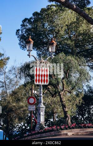 Wappen von Monaco sowie Flaggen des Fürstentums Stockfoto