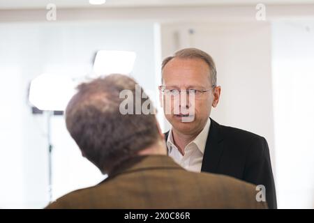 München, Deutschland. April 2024. Bernhard Stiedl, Vorsitzender des DGB Bayern, auf der Pressekonferenz der gemeinsam für eine sozial akquivierbare Mobilitätswende in Bayern am 11. April 2024 im Pressclub in München. (Foto: Alexander Pohl/SIPA USA) Credit: SIPA USA/Alamy Live News Stockfoto