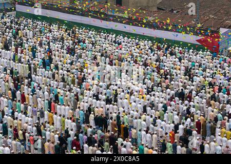 Kalkutta, Indien. April 2024. Muslime treffen sich zum Gebet von Eid al-Fitr, dem muslimischen fest, das das Ende des heiligen islamischen Fastenmonats Ramadan auf einem Gelände in Kalkutta markiert. Sie halten auch die Flagge Palästinas in Solidarität mit dem palästinensischen Volk, das am meisten unter dem palästinensisch-israelischen Krieg leidet. (Foto: Dipayan Bose/SOPA Images/SIPA USA) Credit: SIPA USA/Alamy Live News Stockfoto