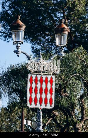 Wappen von Monaco sowie Flaggen des Fürstentums Stockfoto