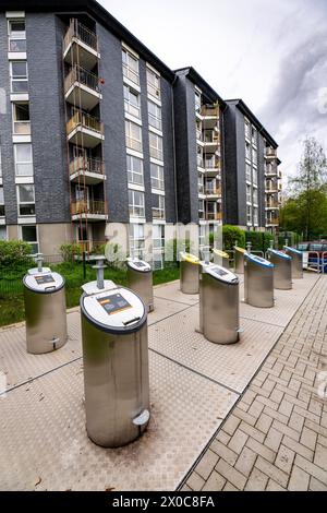 Unterirdisches Abfallentsorgungssystem, Einwurfsäulen für verschiedene Müllarten, in Unterflur Sammelbehälter, an einer Wohnanlage in Bochum, NRW, Deutschland Unterflur Müllbehälter *** unterirdische Abfallentsorgungsanlage, Abfallsäulen für verschiedene Abfallarten, in unterirdischen Sammelbehältern, in einem Wohnkomplex in Bochum, NRW, Deutschland unterirdische Abfallbehälter Stockfoto