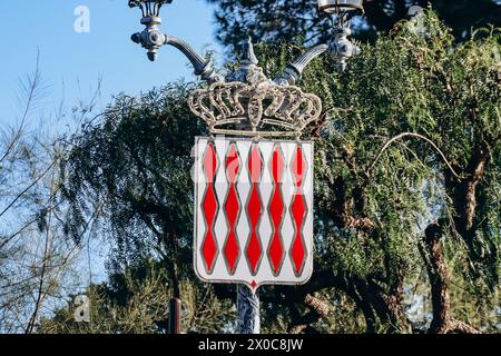 Wappen von Monaco sowie Flaggen des Fürstentums Stockfoto