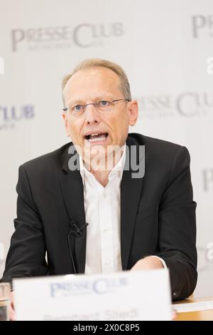 München, Deutschland. April 2024. Bernhard Stiedl, Vorsitzender des DGB Bayern, auf der Pressekonferenz der gemeinsam für eine sozial akquivierbare Mobilitätswende in Bayern am 11. April 2024 im Pressclub in München. (Foto: Alexander Pohl/SIPA USA) Credit: SIPA USA/Alamy Live News Stockfoto