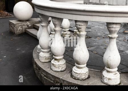 Weiße Baluster. Abstrakte klassische Architekturdetails, altes Haus, Außenfragment Stockfoto