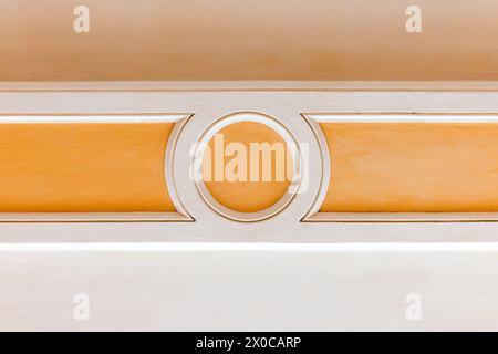 Klassische Architektur, Dekorationsdetails, geometrisches Deckenelement Stockfoto