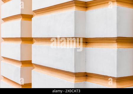 Abstrakter klassischer Architekturhintergrund, weiße Säulen mit gelben Streifen, perspektivische Nahansicht mit selektivem Fokus Stockfoto