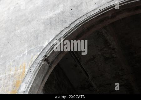 Klassische Portikusdetails. Alte verwitterte Bogenecke Stockfoto