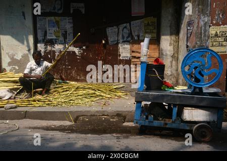 Silguri, Westbengalen, INDIEN. April 2024. Ein Verkäufer reinigt die Sugarcanes, um Zuckerrohrsaft in seinem Straßenladen in Siliguri herzustellen. (Kreditbild: © Diptendu Dutta/ZUMA Press Wire) NUR REDAKTIONELLE VERWENDUNG! Nicht für kommerzielle ZWECKE! Stockfoto