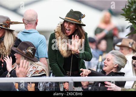 Rennfahrer während des Randox Grand National 2024 Opening Day auf der Aintree Racecourse, Liverpool, Großbritannien, 11. April 2024 (Foto: Mark Cosgrove/News Images) Stockfoto