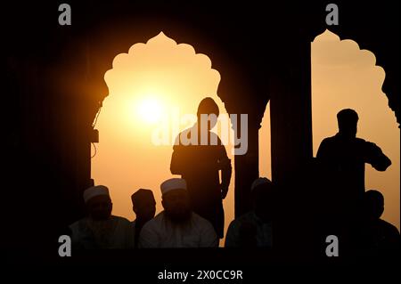 Delhi, Neu-Delhi, Indien. April 2024. Muslimische Gläubige nach dem Besuch der Eid al-Fitr Gebete in der Jama Masjid Moschee in Delhi, Indien. (Kreditbild: © Deep Nair/ZUMA Press Wire) NUR REDAKTIONELLE VERWENDUNG! Nicht für kommerzielle ZWECKE! Stockfoto