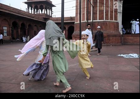 Delhi, Neu-Delhi, Indien. April 2024. Moslems Kids spielen, nachdem sie Eid al-Fitr in der Jama Masjid (Moschee) in der Altstadt von Neu-Delhi angeboten haben. (Kreditbild: © Deep Nair/ZUMA Press Wire) NUR REDAKTIONELLE VERWENDUNG! Nicht für kommerzielle ZWECKE! Stockfoto