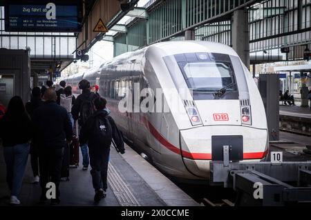 HBF Bahnhof Deutsche Bahn DB Hauptbahnhof Stuttgart Hauptbahnhof Stuttgart S21 Reisende am Bahnsteig mit ICE Zug Deutschland *** HBF Bahnhof Deutsche Bahn DB Hauptbahnhof Stuttgart Hauptbahnhof Stuttgart S21 Reisende auf dem Bahnsteig mit ICE Zug Deutschland Stockfoto