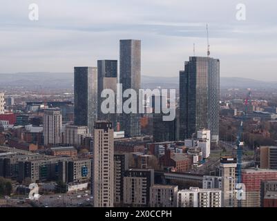 Luftaufnahmen/Drohnenaufnahmen des Stadtzentrums von Manchester konzentrierten sich auf die Wohnsiedlungen Deansgate Square und Crown Street Stockfoto